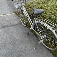 リサイクルショップどりーむ天保山店　No577 激安！　自転車　シティサイクル　２７インチ　シルバー　ギア切替しよう不可　ギア１速固定(軽い状態です)　LEDオートライト付き♪　タイヤ少々ヒビあり　走行テスト済みの画像