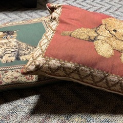 アンティーク風　犬・猫クッション2個セットの画像