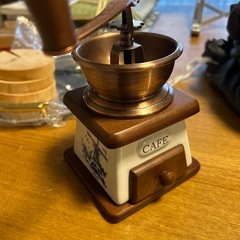 ベットカバー、コーヒーミル、皿などの画像