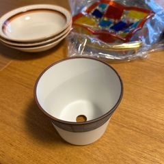 ベットカバー、コーヒーミル、皿などの画像