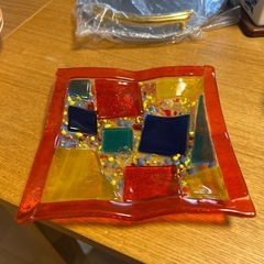 ベットカバー、コーヒーミル、皿などの画像