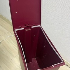 【無料】大型レッドゴミ箱の画像