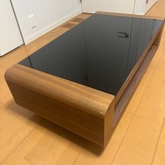 ガラス天板のローテーブルの画像