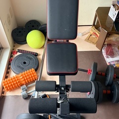 トレーニングベンチとダンベルセットの画像