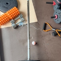 トレーニングベンチとダンベルセットの画像