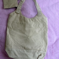 ベージュのトートバッグの画像