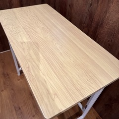 折りたためるテーブルの画像