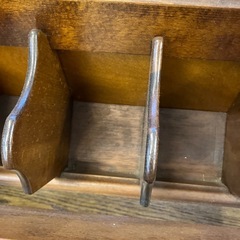 12/25まで店頭商品一部を除き半額クリスマスSALE!!開催中　サ2512-220 カリモク ヴィンテージ コロニアル スリッパラック キズ汚れ有りの画像