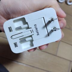 [無料]トラベルユニバーサルアダプター（海外変換プラグ）をお譲りします。の画像