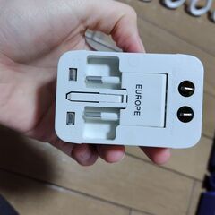 [無料]トラベルユニバーサルアダプター（海外変換プラグ）をお譲りします。の画像