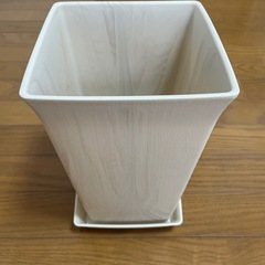 【美品】リッチェル プラ鉢 フォーレスクエアポット ７号 ホワイト 受け皿付きの画像