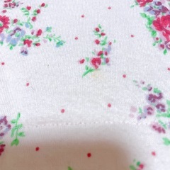 くまさんの耳付きピンク花柄おくるみの画像