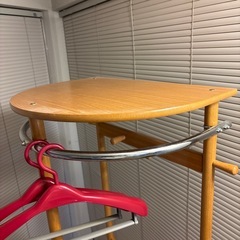 木製ハンガーラックの画像