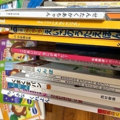 子供本棚・絵本ラック＋絵本や図鑑の画像