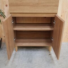 ≪zyt2656ジ限≫ 美品 wifiルーターキャビネット 電源タップ隠し 　　　コンパクトサイドラック/ルーター収納/サイドボード/コンパクト/おしゃれ/北欧風/脚付き/一人暮らし/中古家具/リユースストレージ仙台 071219-13の画像