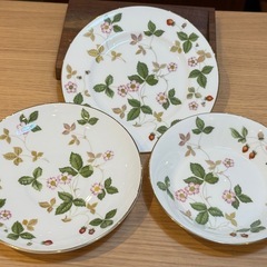 A7180【ウェッジウッド】 ワイルドストロベリー リー 4点セット カップ ソーサー 黒壺の画像