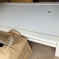 ガラステーブルの画像