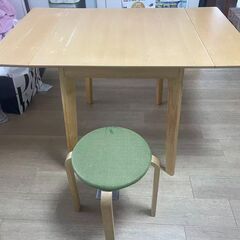 中古 ダイニングテーブル 折りたたみテーブル + 丸椅子 （4脚） の画像