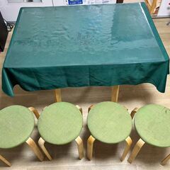 中古 ダイニングテーブル 折りたたみテーブル + 丸椅子 （4脚） の画像