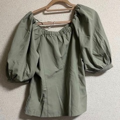 オリーブグリーン パフスリーブシャツの画像