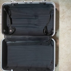 ボロスーツケースの画像