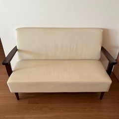 ソファ2.5人掛け アイボリー合皮×ウォールナット材 北欧カフェ風の画像