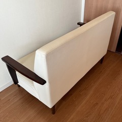 ソファ2.5人掛け アイボリー合皮×ウォールナット材 北欧カフェ風の画像