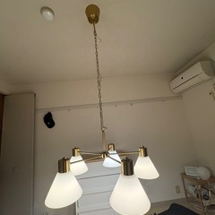 トースター、電気ケトル、タンス、シャンデリアセットの画像