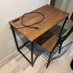 木目調デスク&チェアセット　コンセント付きの画像
