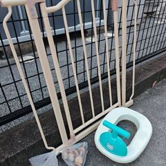 ベビーゲート＆幼児用トイレ便座です。の画像