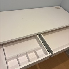 ミッケ　IKEA 学習机の画像