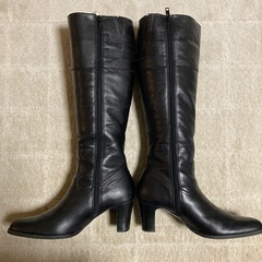 本革製のロングブーツの画像