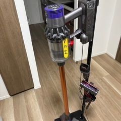 ⚠️本日限定　引き取りの方→5500円🎉Dyson V10 fluffy 掃除機の画像