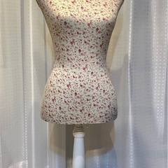 花柄の布製ディスプレイ用マネキン・トルソー　木製スタンド付きの画像