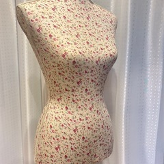 花柄の布製ディスプレイ用マネキン・トルソー　木製スタンド付きの画像