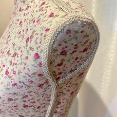 花柄の布製ディスプレイ用マネキン・トルソー　木製スタンド付きの画像