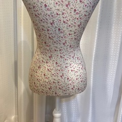 花柄の布製ディスプレイ用マネキン・トルソー　木製スタンド付きの画像