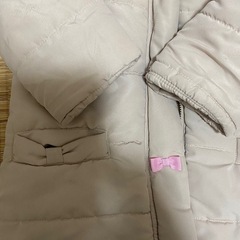 フード付きベージュダウンコートの画像