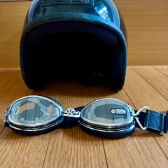 ヘルメットのゴーグルの画像