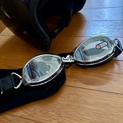 ヘルメットのゴーグルの画像