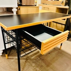 デスク 黒天板 ティーメルティ モダンデスク ワークデスク パソコンデスク PCデスク 学習机 作業机 書斎デスク ブラック天板 木製デスク スチール脚 モダン家具 インダストリアルデザイン シンプルデスク 在宅ワーク テレワーク オフィス家具 modern desk black top work desk computer ミッドセンチュリーの画像