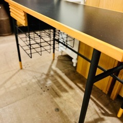 デスク 黒天板 ティーメルティ モダンデスク ワークデスク パソコンデスク PCデスク 学習机 作業机 書斎デスク ブラック天板 木製デスク スチール脚 モダン家具 インダストリアルデザイン シンプルデスク 在宅ワーク テレワーク オフィス家具 modern desk black top work desk computer ミッドセンチュリーの画像