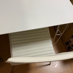 テーブルとイスの画像