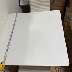 テーブルとイスの画像