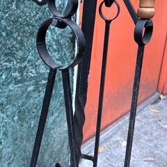 暖炉用アイアンツールスタンド 4点セット｜火ばさみ 火かき棒 火吹き棒 トング 65cm 鉄製 アンティーク調の画像