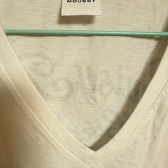 ⦅美品⦆ MOUSSY（マウジー）白Vネック半袖Tシャツ、S〜Mサイズの画像