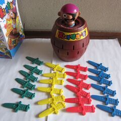 タカラトミー　黒ひげ危機一髪　高さ21cm 矢に欠品なし　元箱に劣化あります。の画像