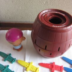 タカラトミー　黒ひげ危機一髪　高さ21cm 矢に欠品なし　元箱に劣化あります。の画像