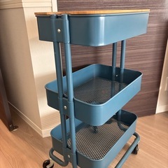 IKEA グリーンのワゴン（キャスター付き、木板付き）の画像