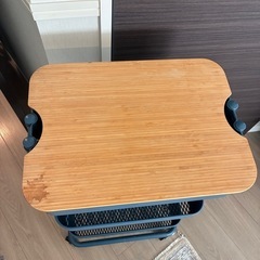 IKEA グリーンのワゴン（キャスター付き、木板付き）の画像